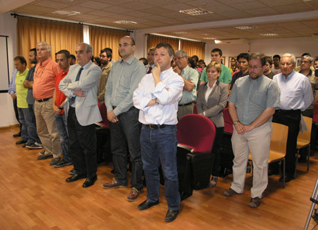 Los asistentes han guardado un minuto de silencio por las víctimas del terremoto de Lorca.
