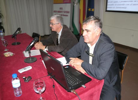 El director del curso, Hermelindo Castro, y el viceconsejero de Medio Ambiente, Juan Jesús Jiménez.