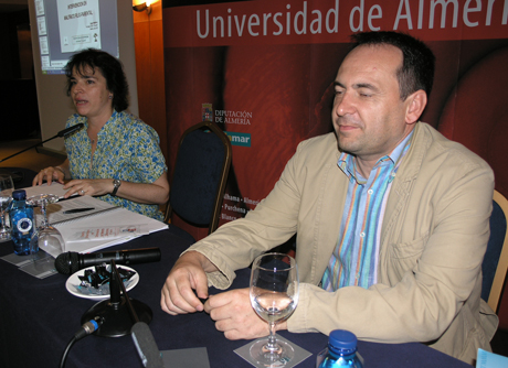 Ángela Matallano y el decano de Psicología, Juan García, en el Curso de Verano.