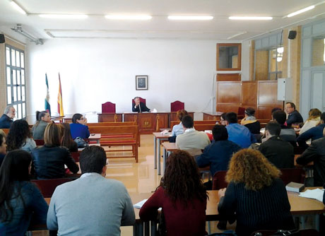 Varios alumnos participan en un juicio simulado del Aula Judicial.