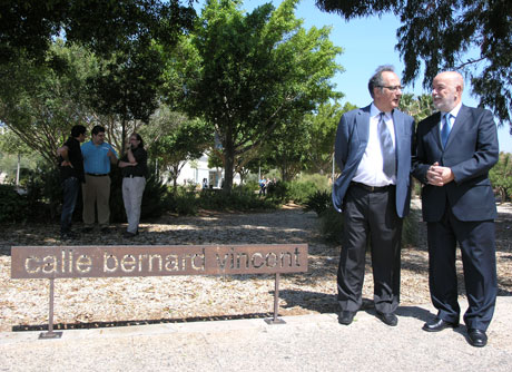 Vincent y el rector, Pedro Molina, en el campus de la UAL.