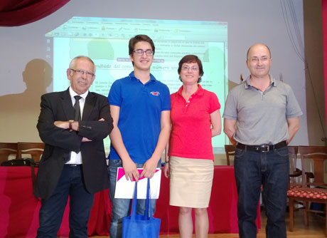 Fernando Espín junto a su profesor de Matemáticas y sus padres.