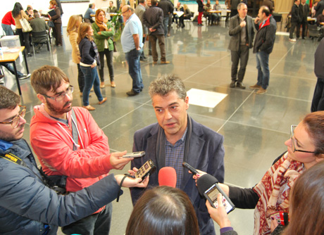 Carmelo Rodríguez atendió a la prensa tras votar. Foto. Dani Luiz.