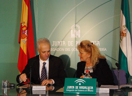 Martínez Vidal y Adela Segura han firmado el convenio.