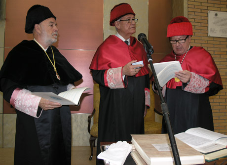 Rafael Escuredo, flanqueado por el rector y Juan Cano Bueso.