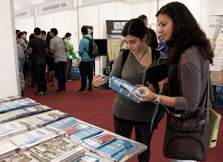Dos alumnas reciben información en las Jornadas. Foto: J. Expósito.