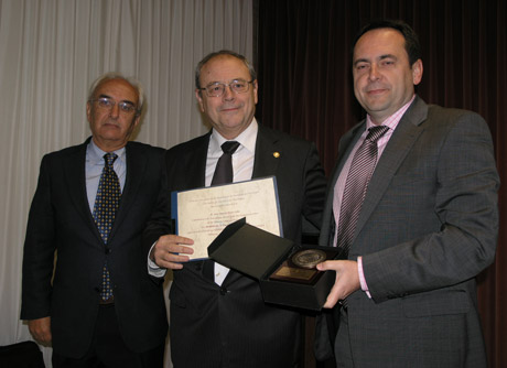 El catedrático José María Peiró (en el centro) ha recogido la Medalla de la Facultad.
