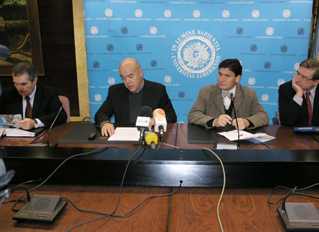 Juan Gallo, primero a la izda., ha participado en la apertura del seminario.