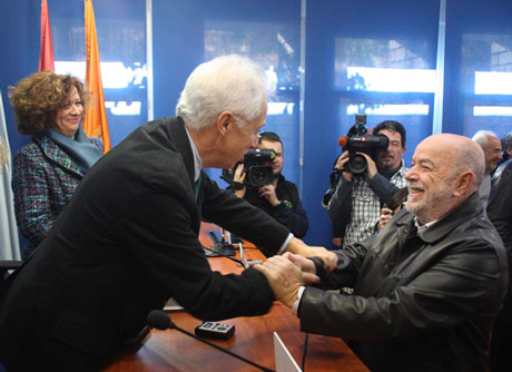Martínez Vida ha felicitado al ganador de las elecciones a rector. Foto: Esaú Sánchez.