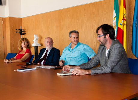El rector y Carlos Cano (ambos en el centro) han presentado la nueva edición del programa. Foto: Olga Capel.
