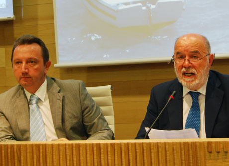 El rector, acompañado por el ex consejero de Empleo, Manuel Recio.