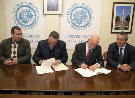 El rector de la almeriense firma el convenio con su homólogo peruano.