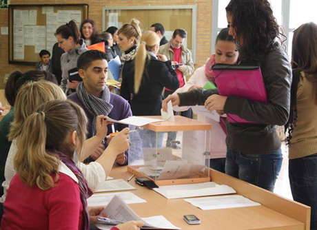 Las mesas electorales han registrado mucha actividad durante esta mañana. Foto: Esaú Sánchez.