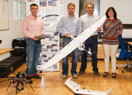 Fernando Carvajal y su equipo muestran sus drones.