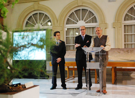 El director de la ESI, Javier Lozano, y el profesor Julio César Tello el pasado lunes en Diputación.
