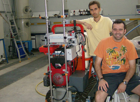 Dos investigadores del grupo posan junto al Fitorobot.
