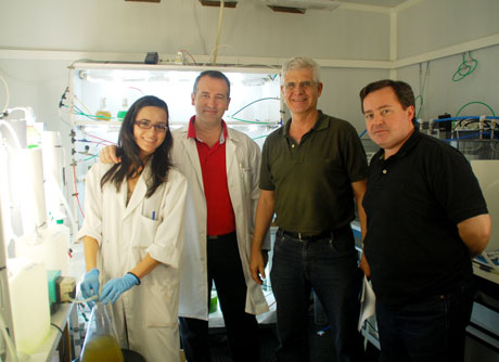 Gabriel Acién (con el polo rojo) es uno de los mayores expertos del país en microalgas.
