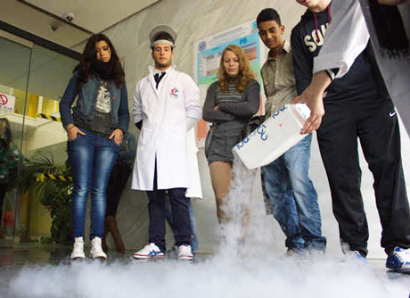 Un grupo de estudiantes conocen las propiedades del nitrógeno líquido.