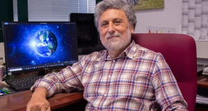 Esta es la teoría sobre el origen de la vida en la Tierra que plantea este científico de la UPO