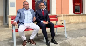 De tarjeta caducada a mobiliario urbano: Astorga y municipios valencianos afectados por la DANA reciben mobiliario fabricado con tarjetas recicladas