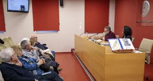Antonio Alcalá, maestro jubilado y alumno de Aula Abierta, imparte la conferencia ‘De un maestro y sus lecciones a través del programa ‘UJA Talento Sénior’