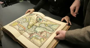 La Universidad de Oviedo restaura el Theatrum Orbis Terrarum, el primer atlas moderno