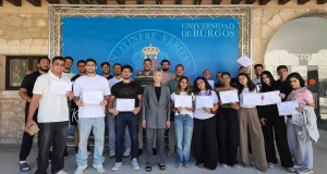 Veinte estudiantes egipcios conocen en Burgos los secretos de la automoción