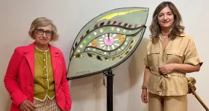 María Jesús García Armesto dona a la ULE «Oculus Draconi’s», una escultura con forma de ojo de dragón realizada en vidrio que homenajea a Gaudí