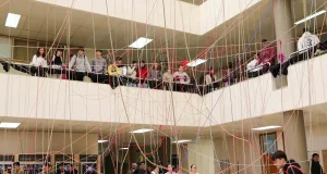 Cristina Hurtado lleva al vestíbulo de la Facultad de Filosofía y Letras de León su exposición «Hilando el Caos»