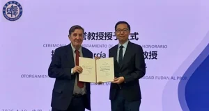 García Montero se convierte en el primer catedrático honorario hispanohablante por la universidad china de Fudan