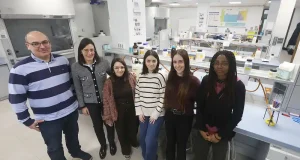 Cómo enseñar química a personas sordas