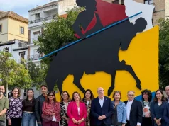 La Universidad de Granada conmemora el V centenario de la llegada de Carlos V a la ciudad con una escultura en Puerta de Elvira
