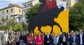 La Universidad de Granada conmemora el V centenario de la llegada de Carlos V a la ciudad con una escultura en Puerta de Elvira
