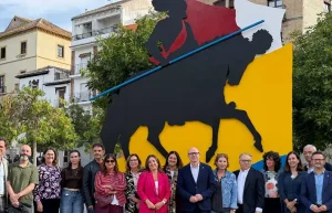 La Universidad de Granada conmemora el V centenario de la llegada de Carlos V a la ciudad con una escultura en Puerta de Elvira