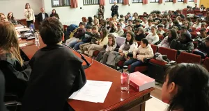 Escolares de León recrean en la Facultad de Derecho un juicio por acoso escolar basado en un caso real