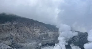 Poás, uno de los volcanes más activos de Costa Rica que exhibe una pluma de gas persistente, fumarolas, actividad sísmica y deformaciones