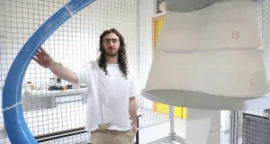 Un alumno diseña y construye un aerogenerador vertical de turbina híbrida