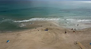 El agua del Mediterráneo se ha retirado hacia atrás varios metros y Protección Civil prohíbe el baño ante al posibilidad de su vuelta repentina