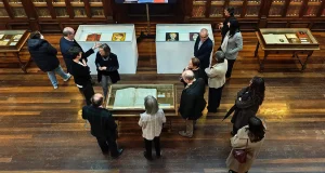 La Universidad de Oviedo expone ochenta publicaciones de ‘La Regenta’ que invitan a redescubrir la obra cumbre de Clarín