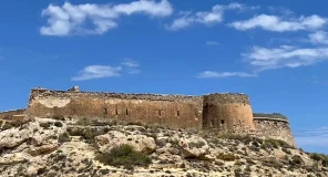 El castillo de San Ramón de Rodalquilar se cae a pedazos sumido en el abandono