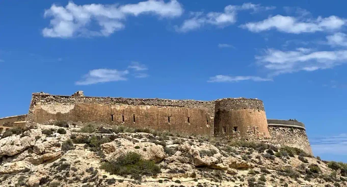 El castillo de San Ramón de Rodalquilar se cae a pedazos sumido en el abandono