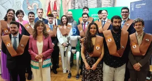 Un robot humanoide es testigo de la graduación de 14 nuevos especialistas en robótica e inteligencia artificial de la ULE