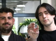 Una placa con un código de puntos puede identificar personas y mascotas en una catástrofe