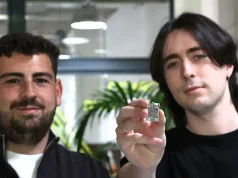Una placa con un código de puntos puede identificar personas y mascotas en una catástrofe