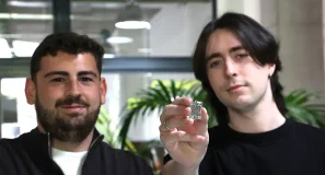 Una placa con un código de puntos puede identificar personas y mascotas en una catástrofe