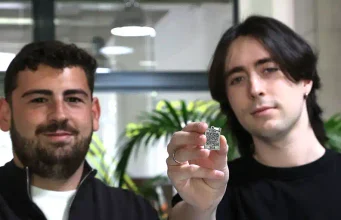 Una placa con un código de puntos puede identificar personas y mascotas en una catástrofe