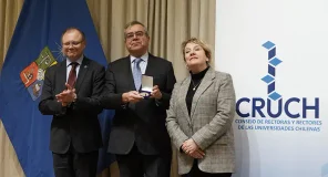 Álvaro Rojas Marín, exrector de la Universidad de Talca, es distinguido por su trayectoria en la educación superior chilena
