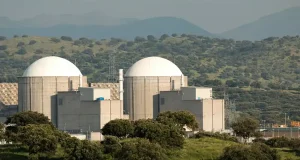 Prolongar la vida de la central nuclear de Almaraz hasta 2030 lastrará el desarrollo de la energía renovable en España
