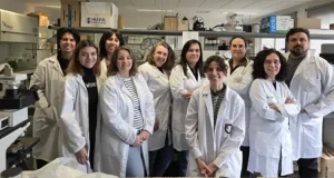 La quercetina, un antioxidante natural presente en frutas y verduras, reduce las infecciones en implantes biomédicos