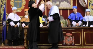 La Universidad de Oviedo otorga el doctorado Honoris Causa al cantante Víctor Manuel
